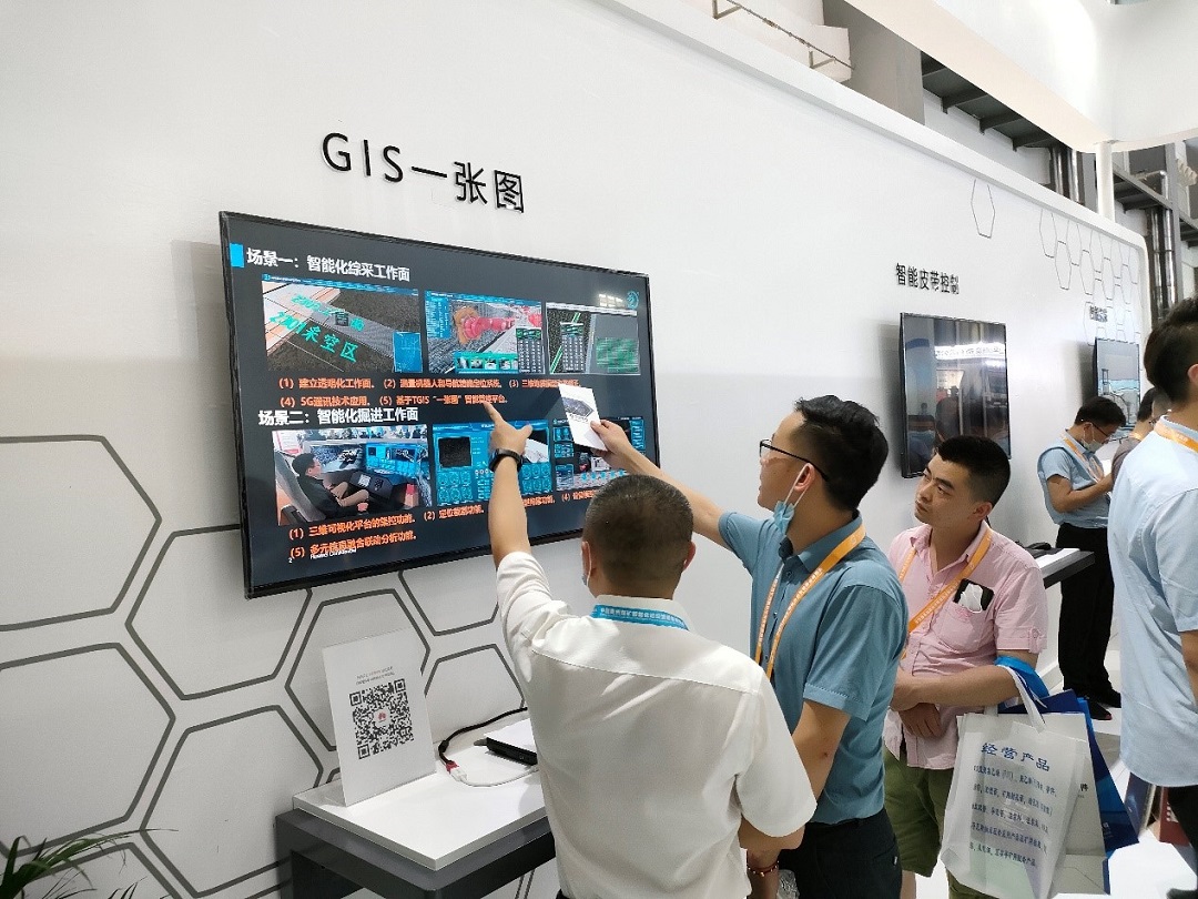 在华为结合展台与客户互换.jpg
